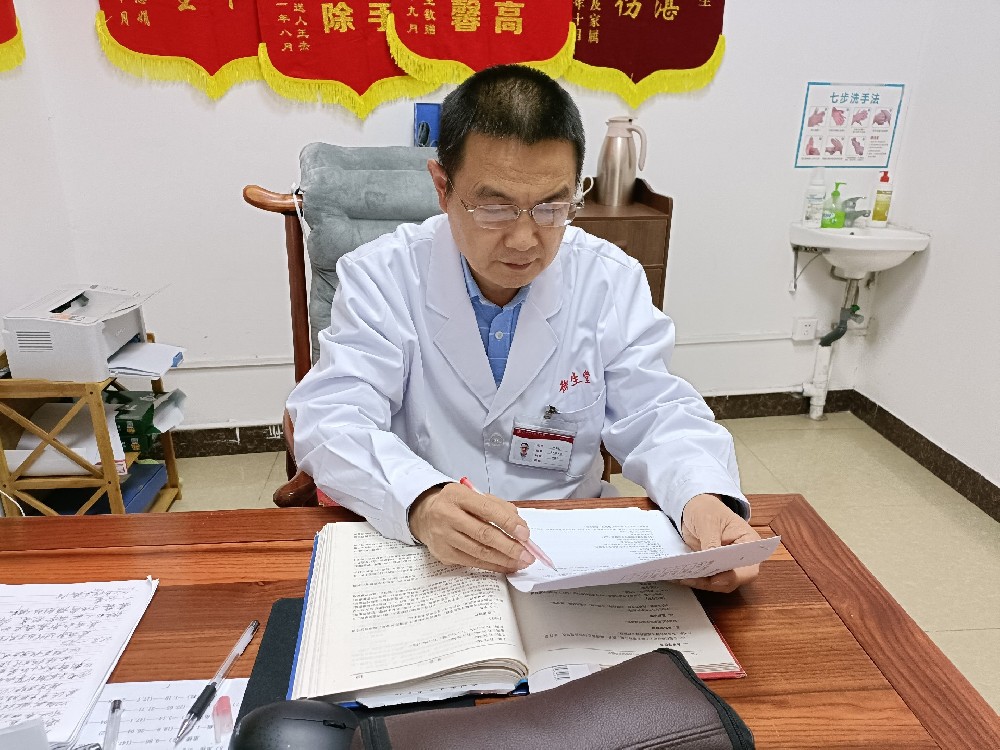 三位医师整天坐诊,却几乎不上厕所,背后的原因让人泪流满面!